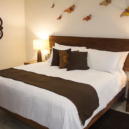 Casa Ticul Hotel Boutique - 5Th Ave (Adults Only) Playa del Carmen Dış mekan fotoğraf A bed with a bed runner