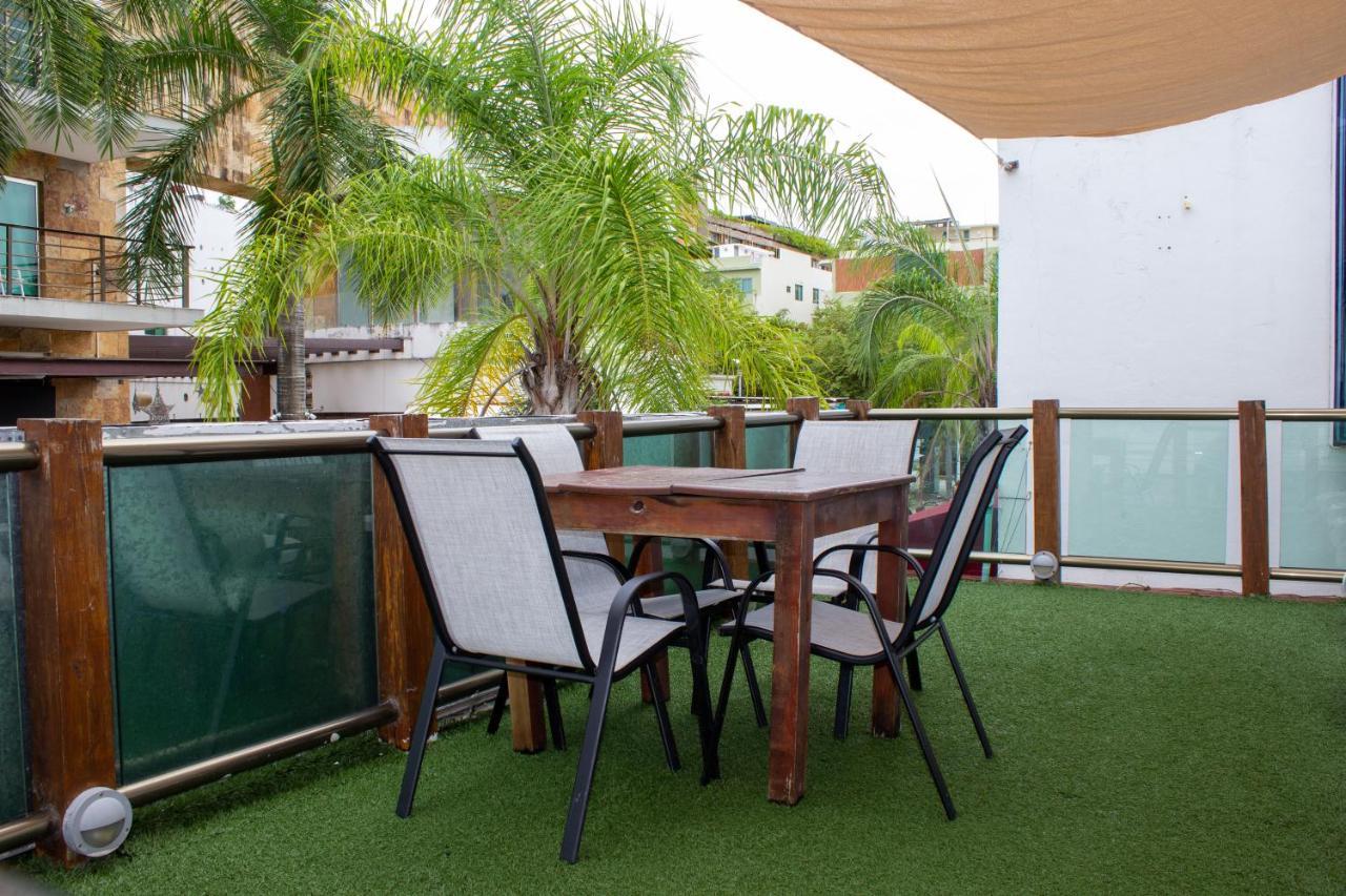 Casa Ticul Hotel Boutique - 5Th Ave (Adults Only) Playa del Carmen Dış mekan fotoğraf Artificial grass on a balcony